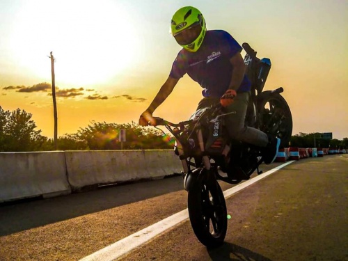 Quiere recorrer 100 kilómetros haciendo wheelie en el Acceso Oeste